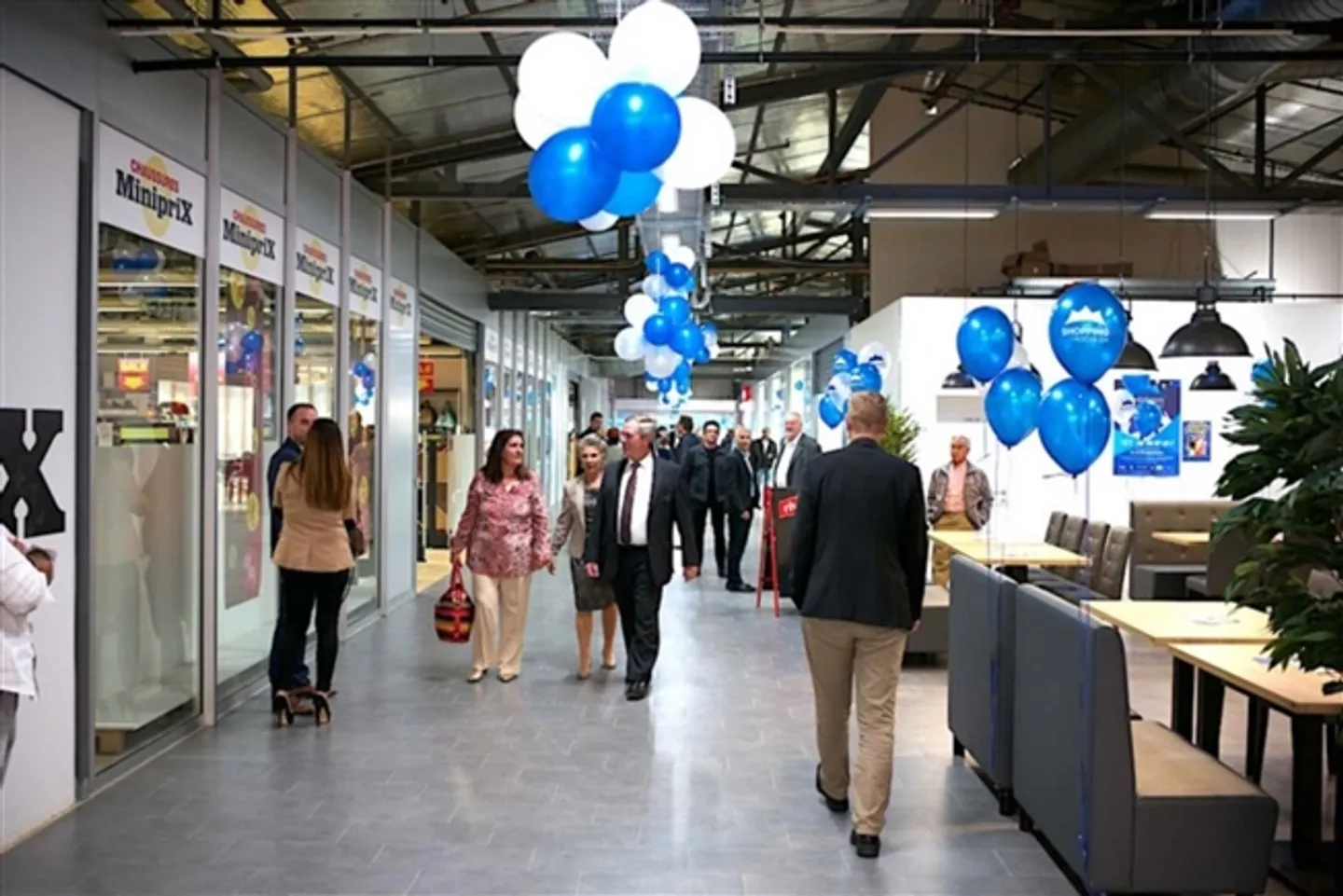 1.400 m² disponibles dans le centre commercial SHOPPING ROCHE - Photo 3 sur 4