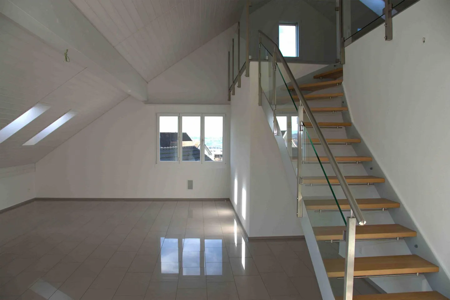 appartement spacieux et lumineux de 3,5 pièces avec galerie - Photo 2 sur 10