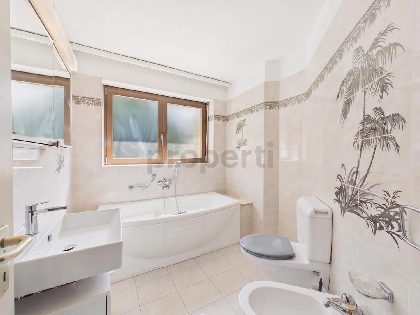 Exklusive Villa mit Pool, großem Garten und Zugang zu einem privaten Strand in Figino - Foto 9 von 13