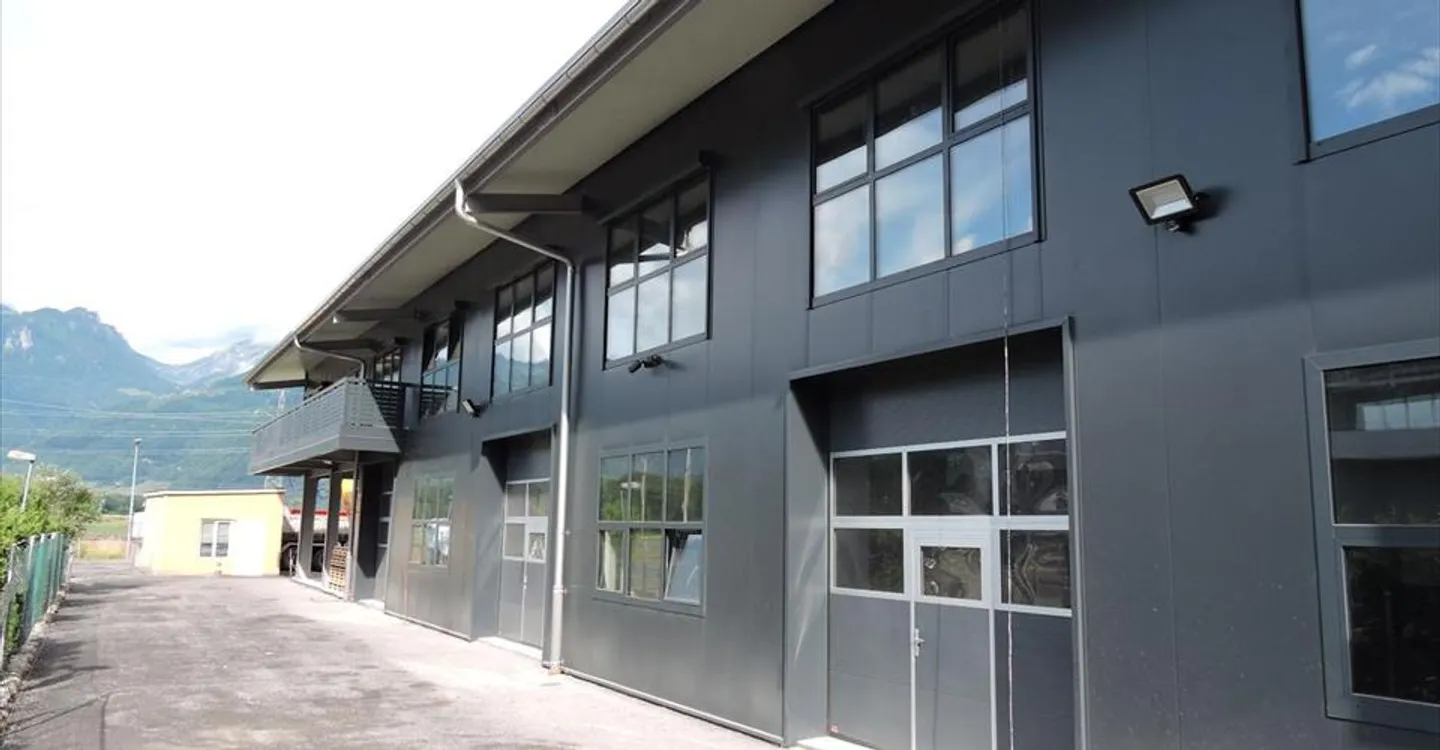 Mixed-use building for rent - Photo 3 of 5