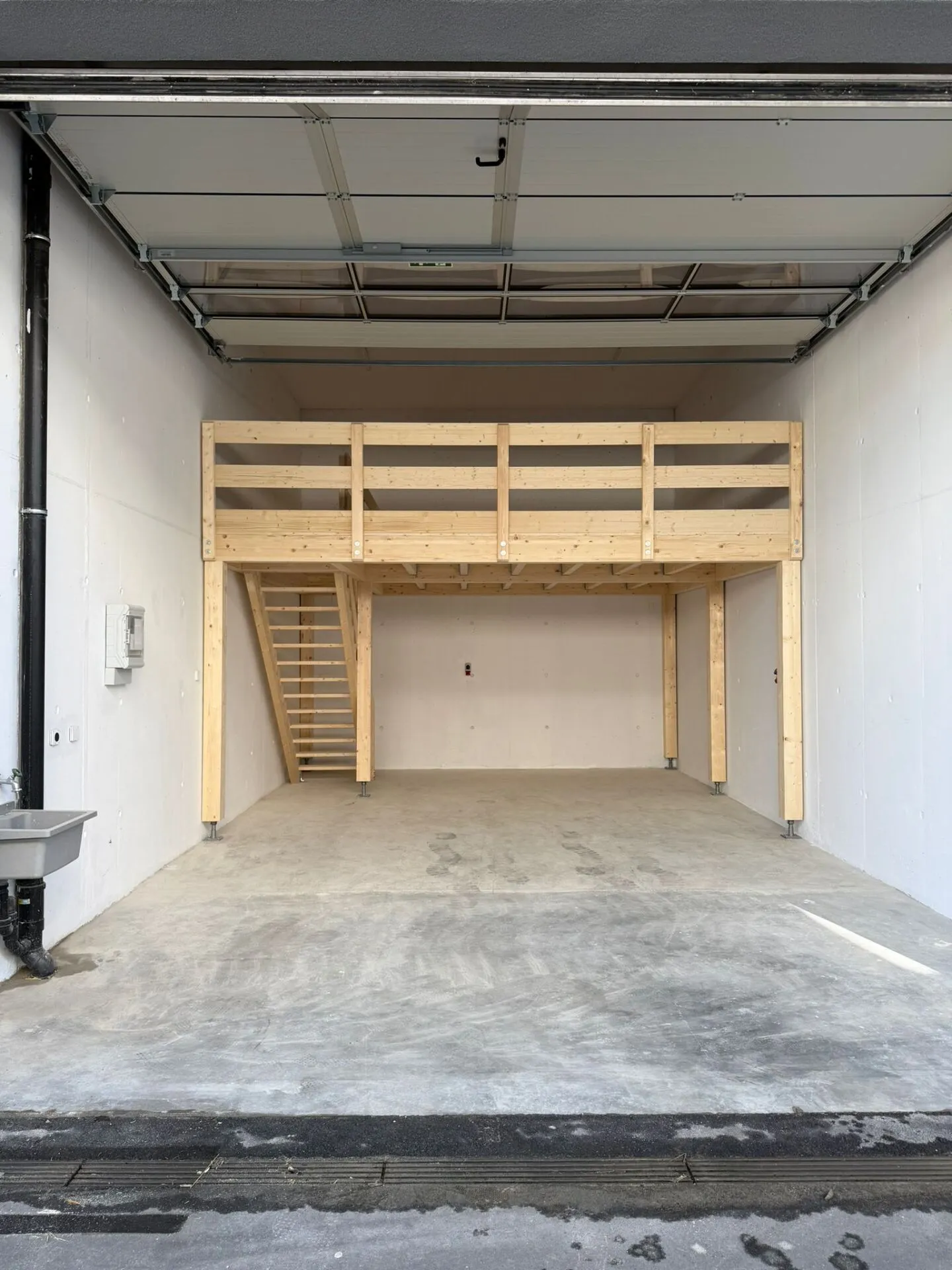 Deposit with mezzanine - Photo 2 of 4