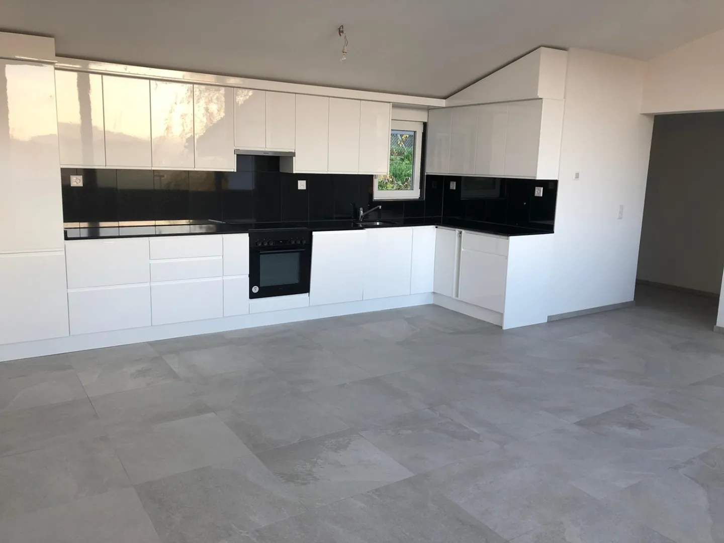Appartamento moderno di 4,5 stanze con giardino - Foto 4 di 11
