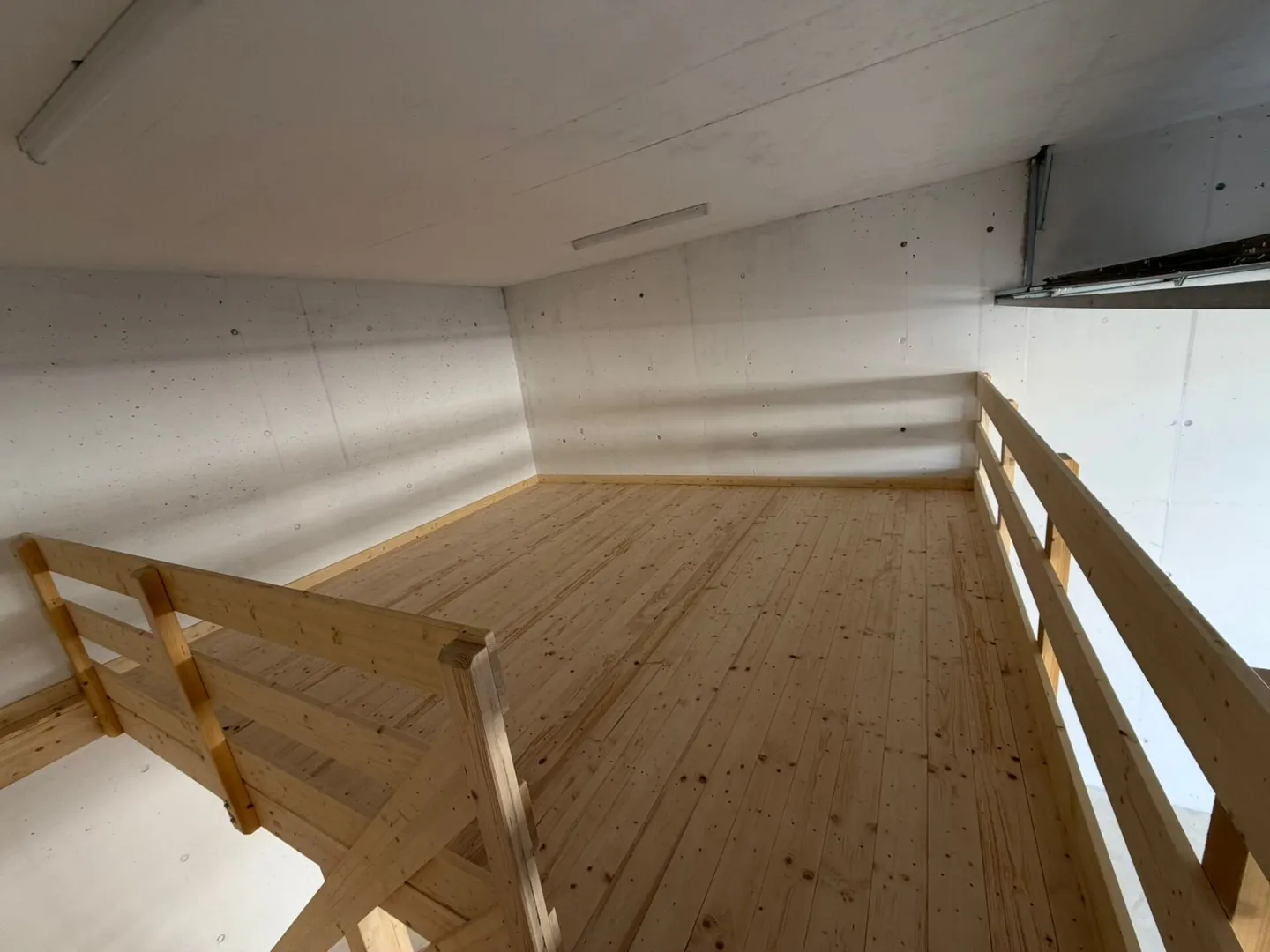 Deposit with mezzanine - Photo 3 of 4