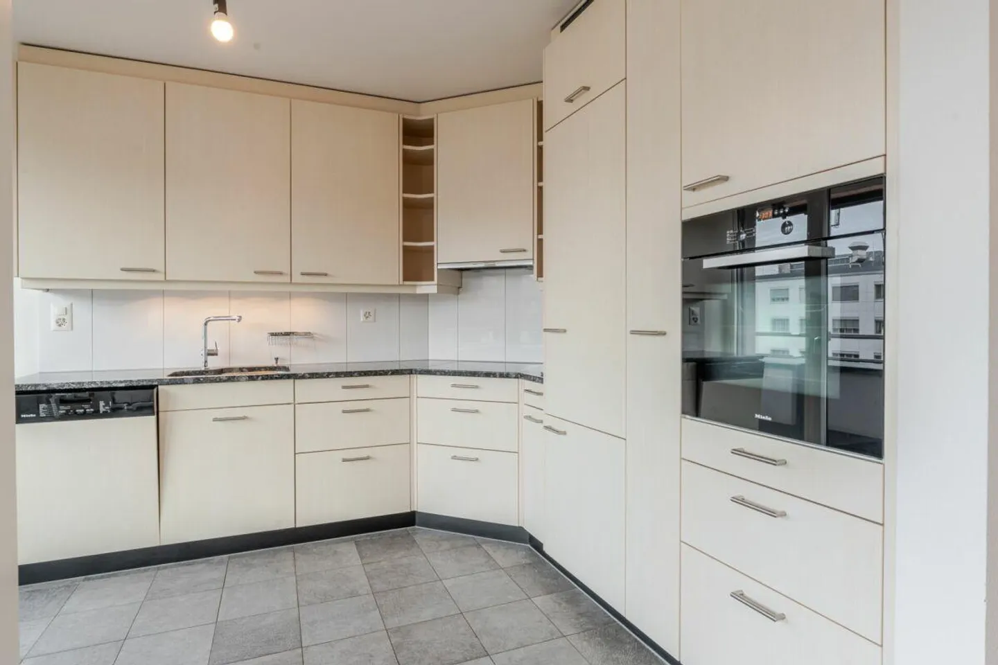 Appartement en attique attrayant de 3,5 Z' plus salle de loisirs et 2 places de parking dans le quartier populaire... - Photo 10 sur 13