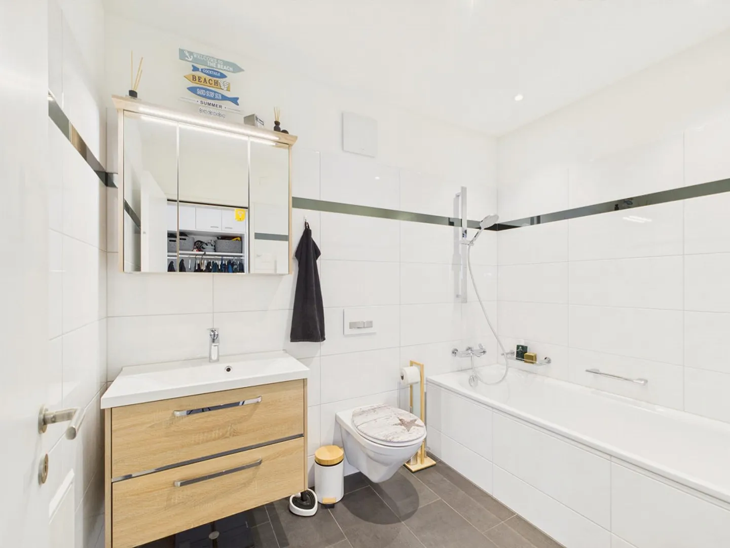 Bright, modern 4.5-room apartment with unique terrace and panoramic view in Spiez - Photo 7 of 11