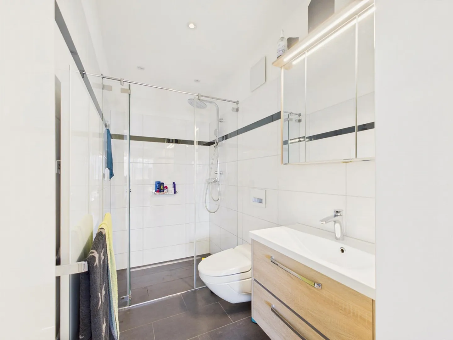 Bright, modern 4.5-room apartment with unique terrace and panoramic view in Spiez - Photo 8 of 11