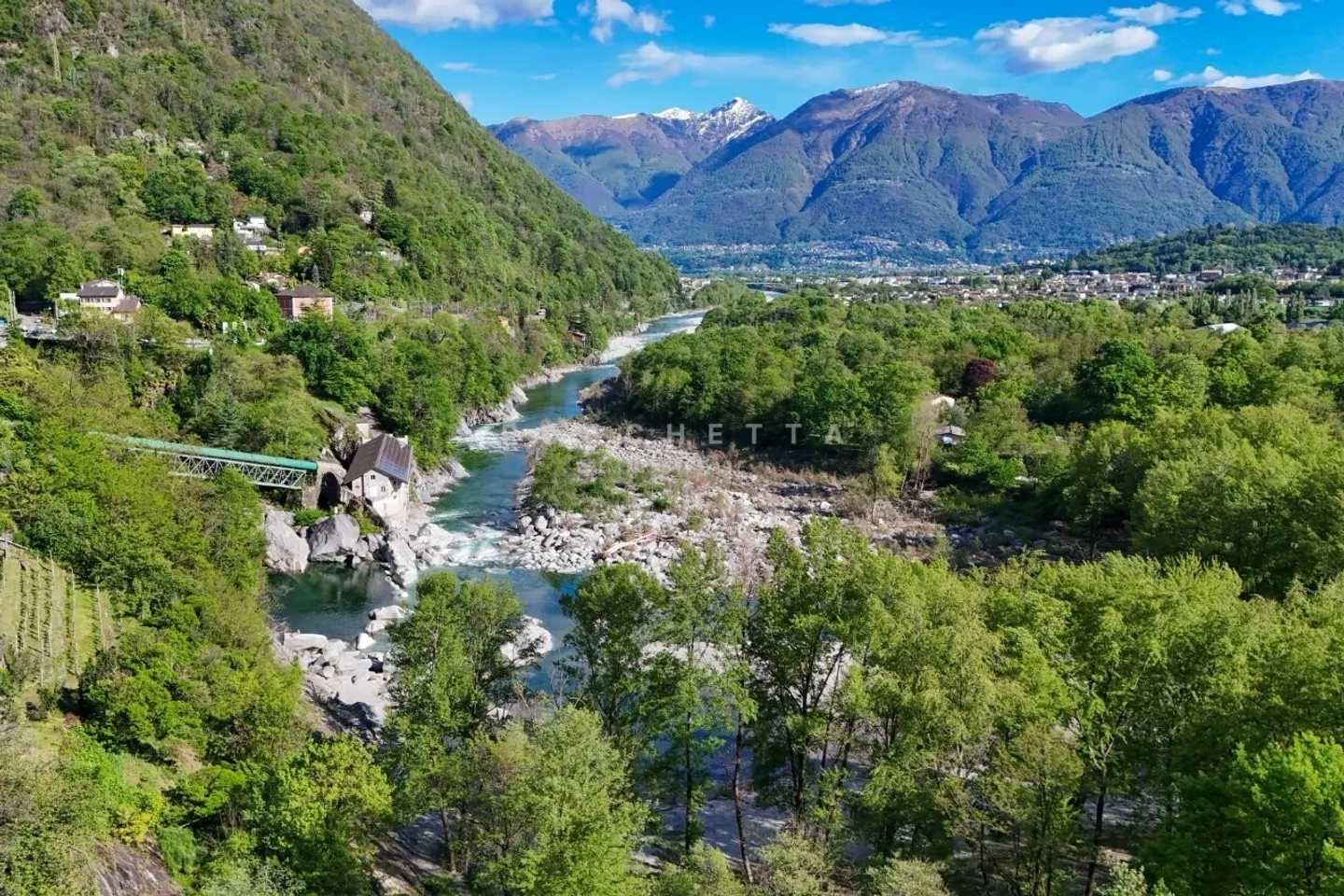 Casa bifamiliare e Dépendance immersi nel verde con vista sul fiume - Foto 2 di 8