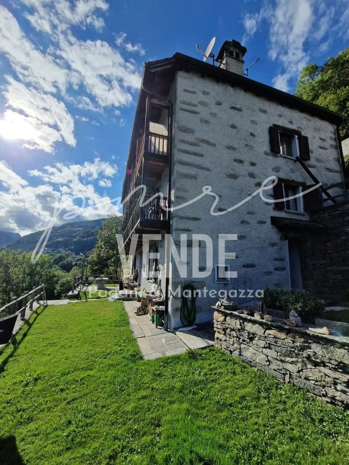 AFFASCINANTE APPARTAMENTO DI 5.0 LOCALI IN CASA BIFAMILIARE RUSTICA CON GROTTINO E GIARDINO PANORAMICO - Foto 2 di 21