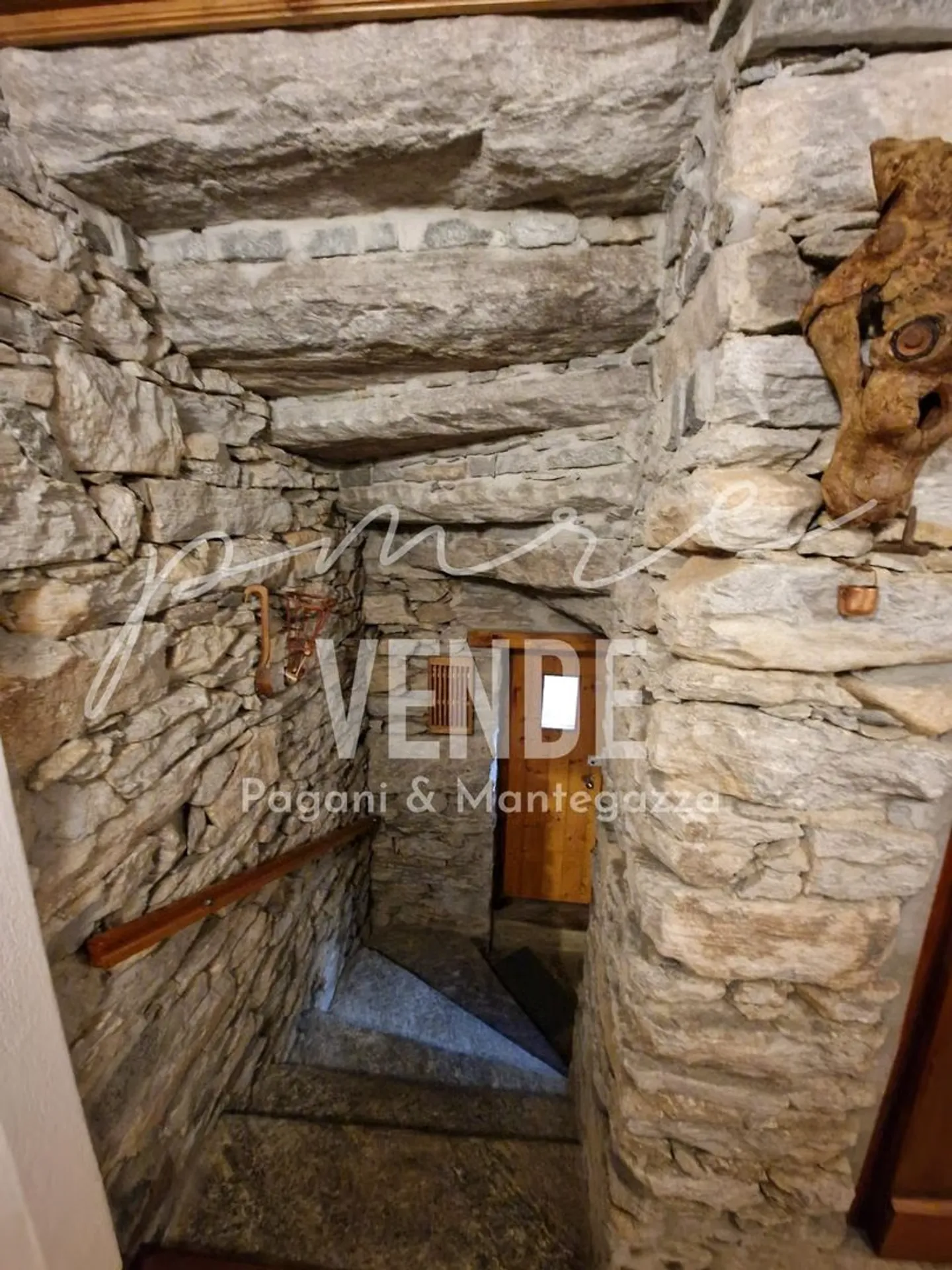 AFFASCINANTE APPARTAMENTO DI 5.0 LOCALI IN CASA BIFAMILIARE RUSTICA CON GROTTINO E GIARDINO PANORAMICO - Foto 16 di 21