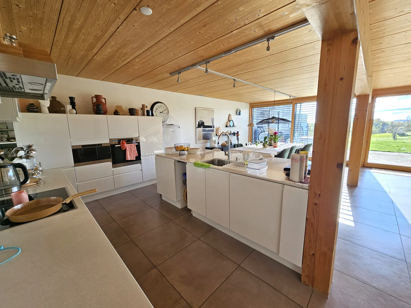 Spacious semi-detached villa - Photo 2 of 10