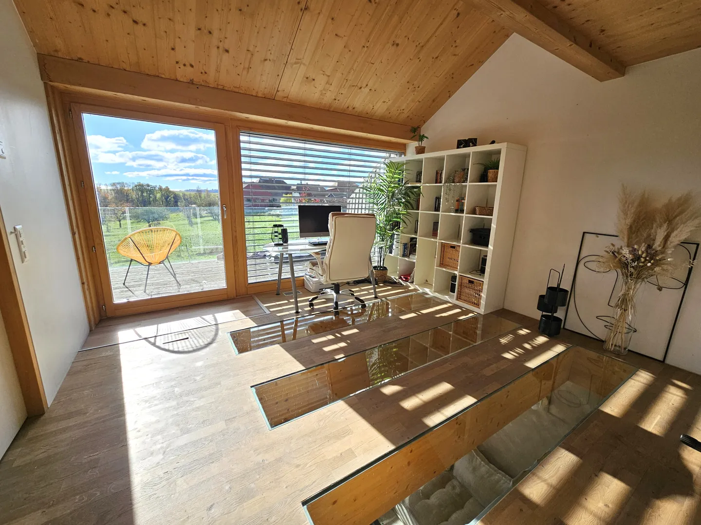 Spacious semi-detached villa - Photo 4 of 10