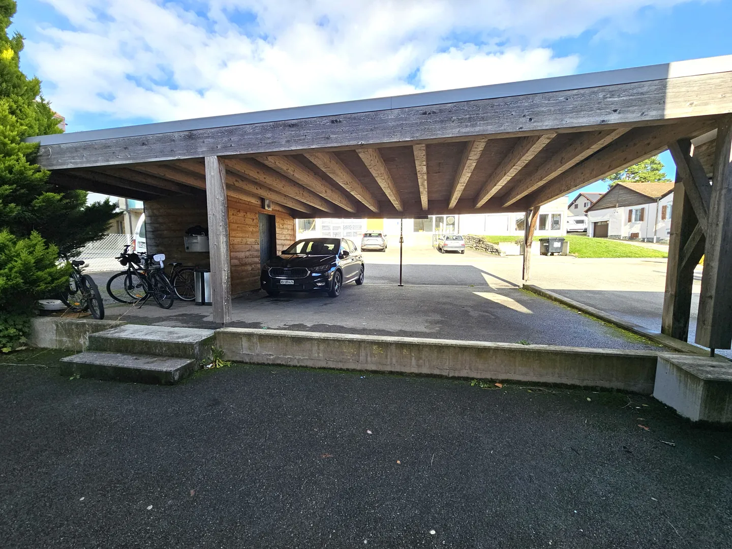 Spacious semi-detached villa - Photo 9 of 10