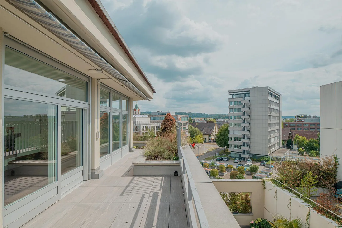 Ampio appartamento attico di 5,5 locali nel cuore di Kloten - Foto 1 di 8