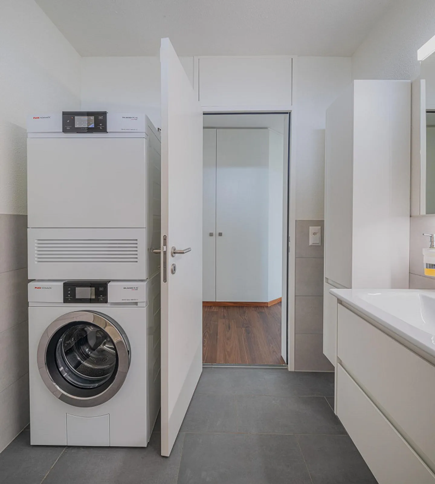 Ampio appartamento attico di 5,5 locali nel cuore di Kloten - Foto 6 di 8