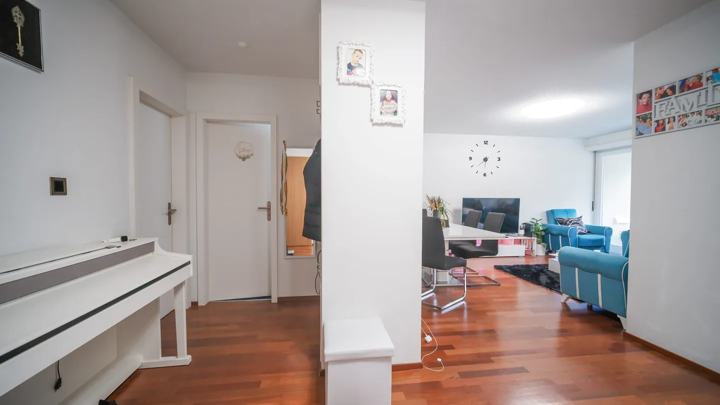 Modernes Apartment in Binningen - Foto 8 von 13