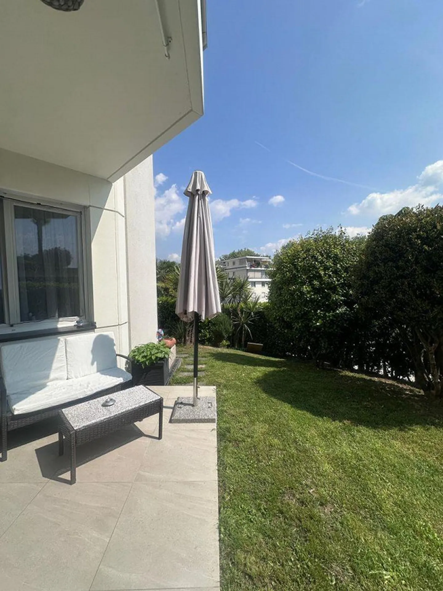 Elegant renovated 3.5-room apartment for rent with terrace and garden - Photo 7 of 9