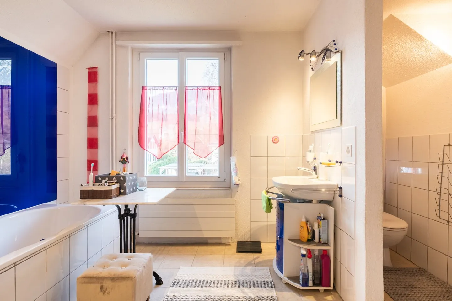 Adatto alle famiglie e vicino alla natura: Ampia casa bifamiliare con molto spazio esterno - Foto 8 di 21