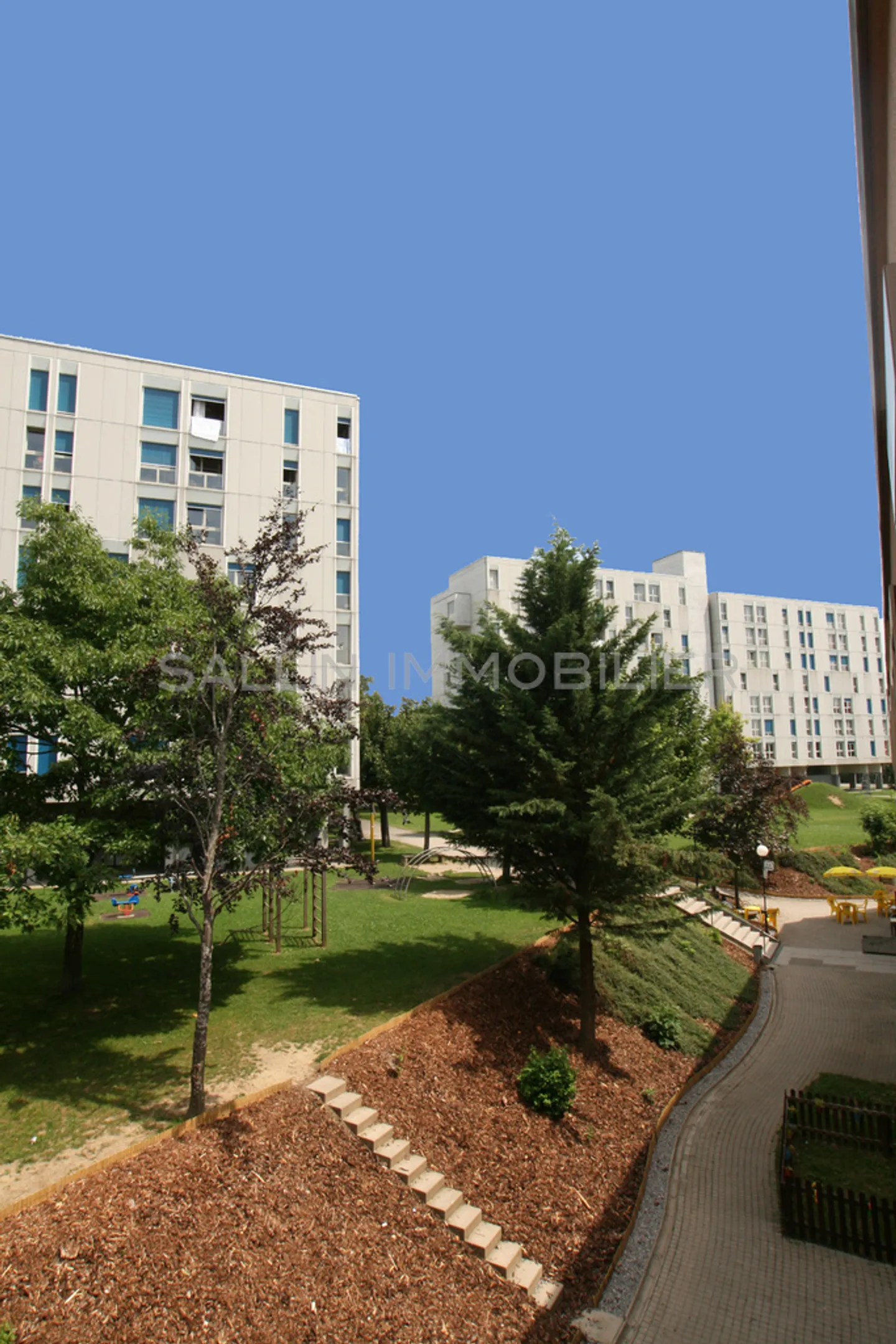 3-ROOM APARTMENT IN A FAMILY NEIGHBORHOOD - Photo 1 of 8