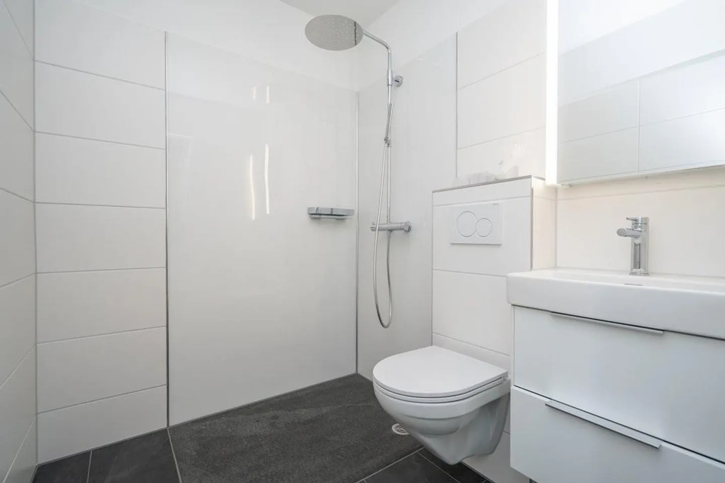Emplacement de choix, moderne - Votre nouveau chez-vous au bord du canal Zihl ! - Photo 6 sur 7