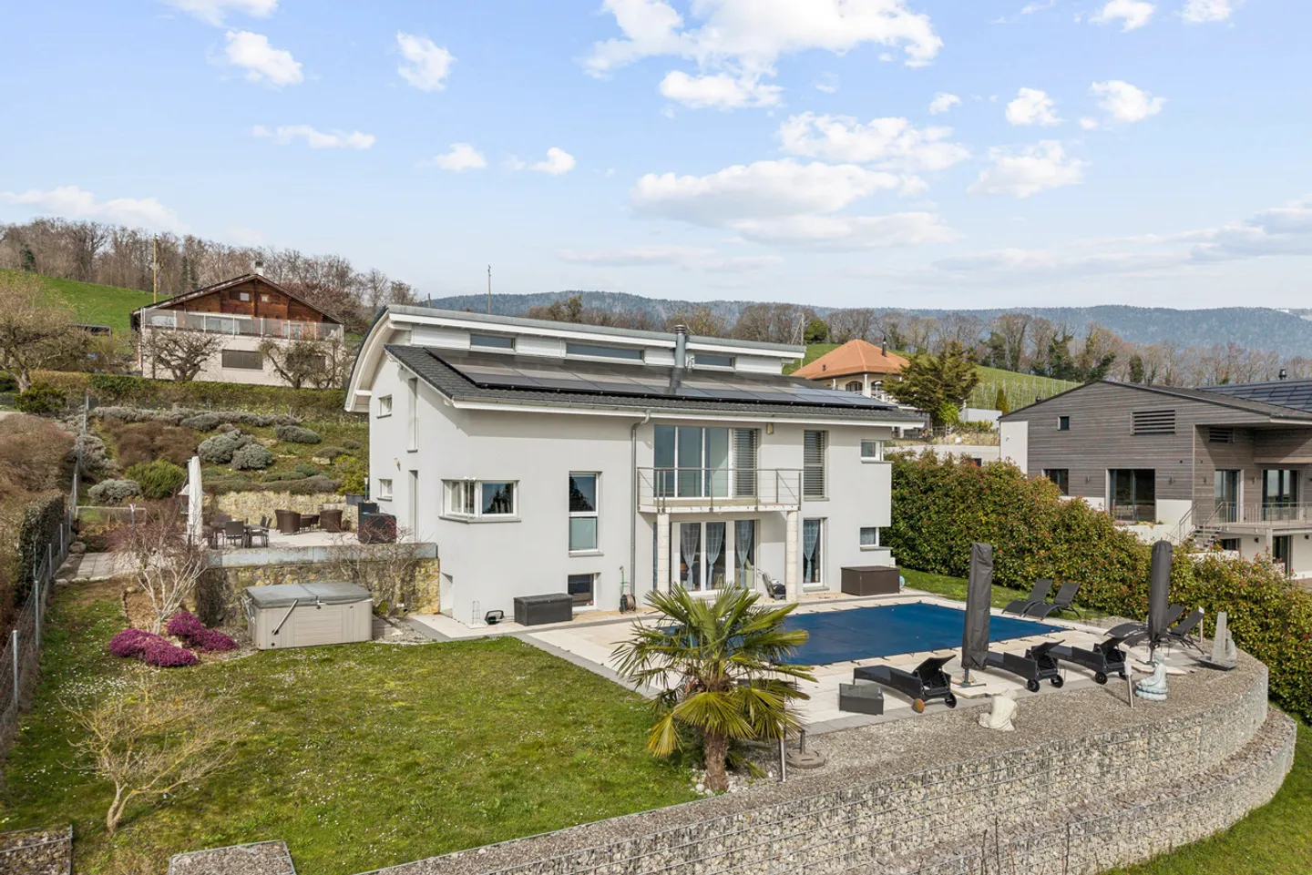 Prestigious property with panoramic lake view - Photo 2 of 10