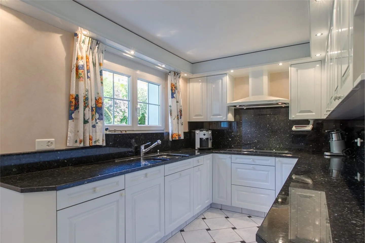 Awake Villa with Idyllic Garden - Photo 8 of 13