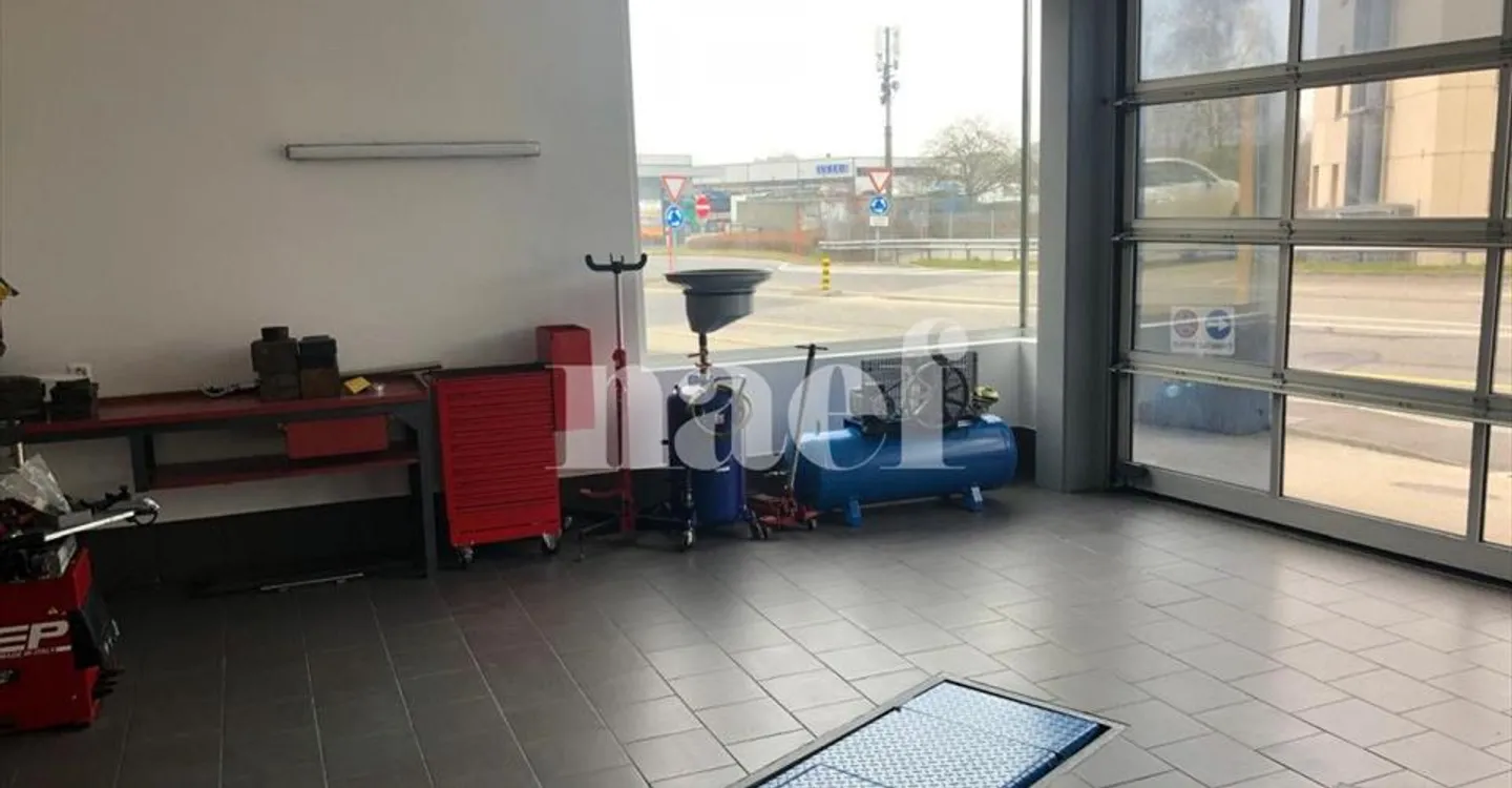 Mixed-use building for rent - Photo 1 of 13