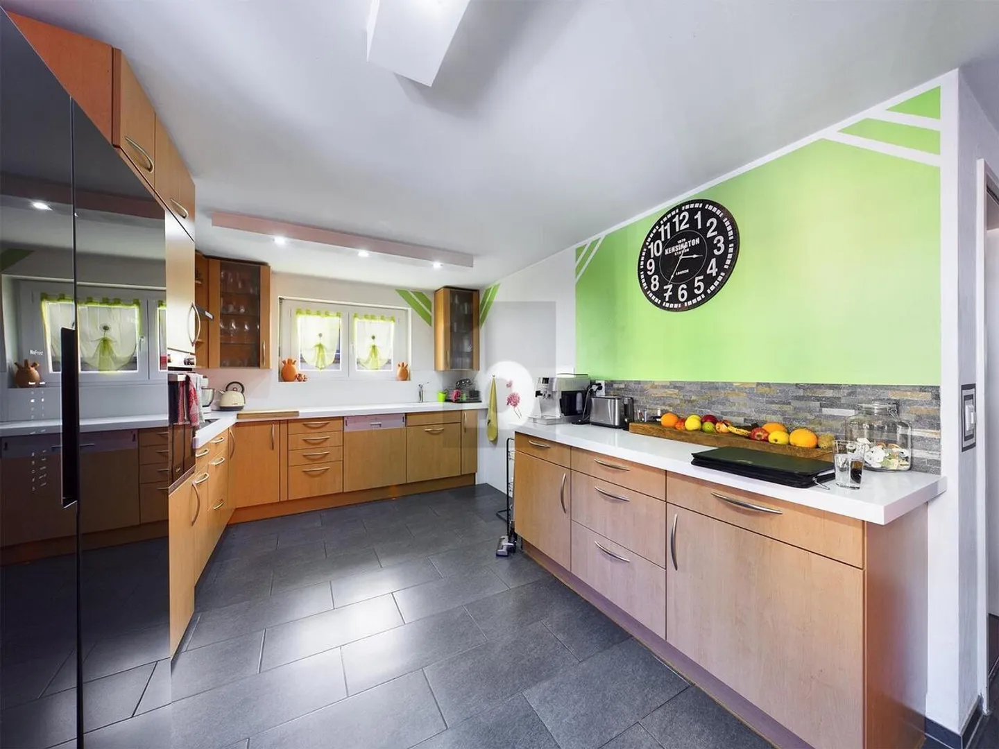 NEL MEZZO DEL VILLAGGIO, TANTO SPAZIO E POTENZIALE - Foto 5 di 6