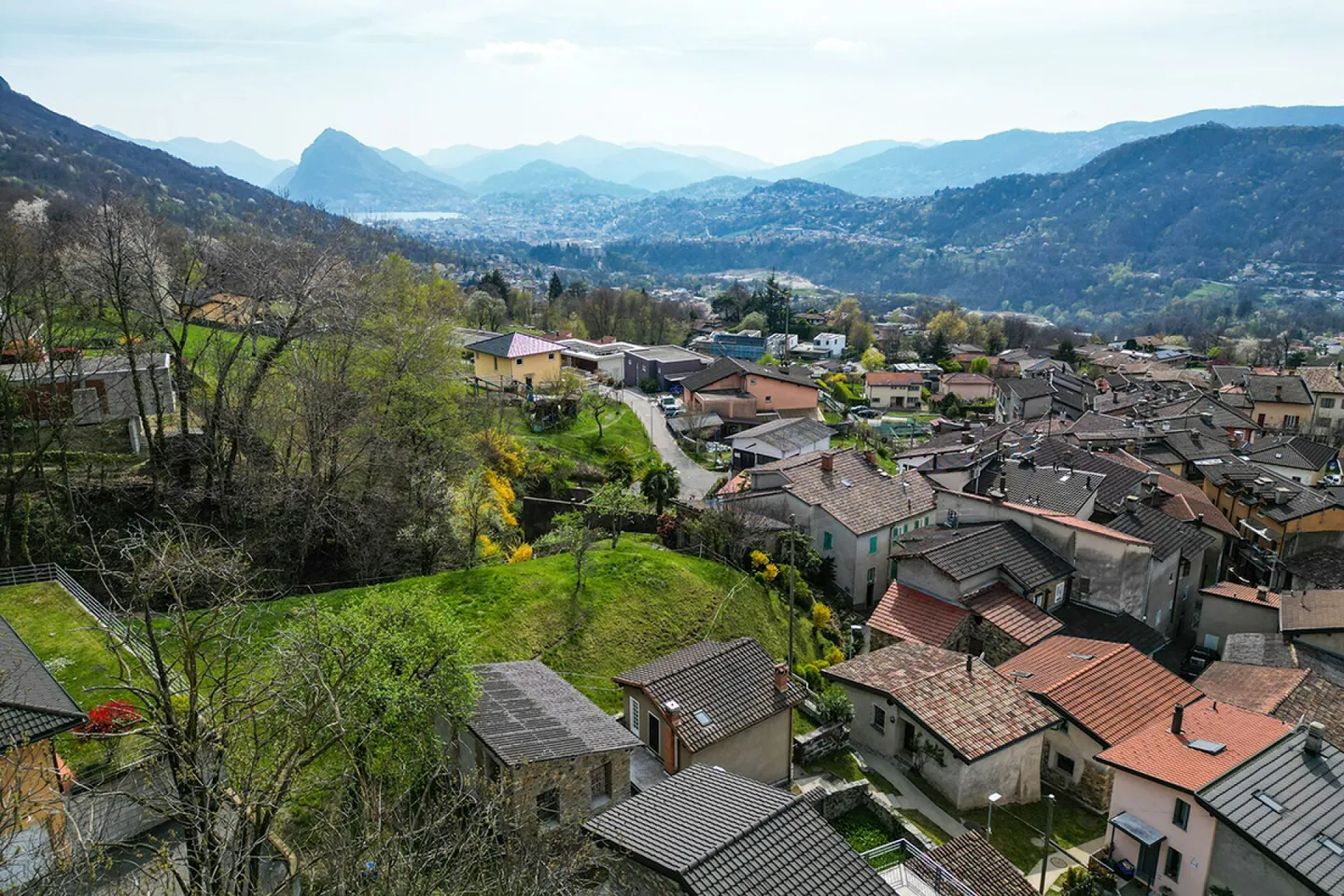 Terrain constructible dans une zone résidentielle - Photo 1 sur 4