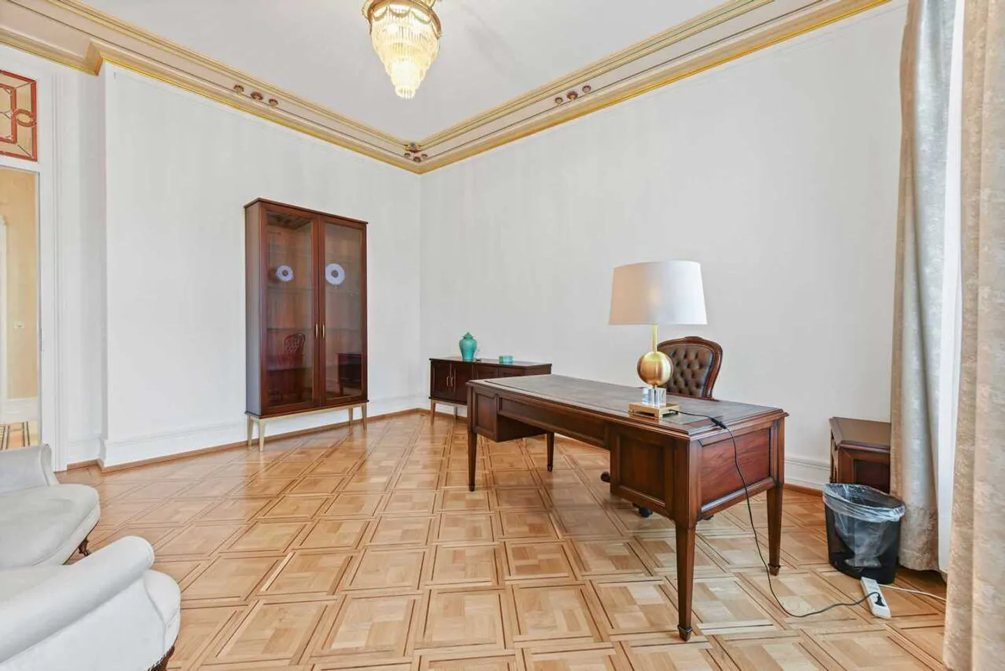 Bureau ancien meublé avec terrasse dans un emplacement de choix à Zurich - Photo 2 sur 13