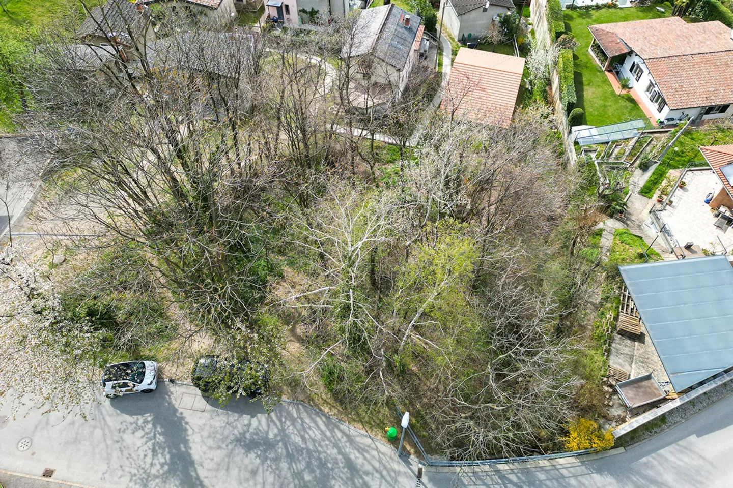 Terrain constructible dans une zone résidentielle - Photo 3 sur 4