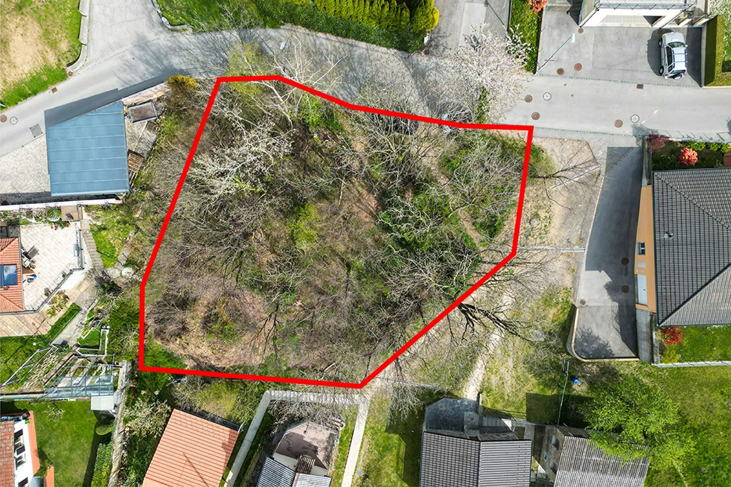 Terrain constructible dans une zone résidentielle - Photo 4 sur 4