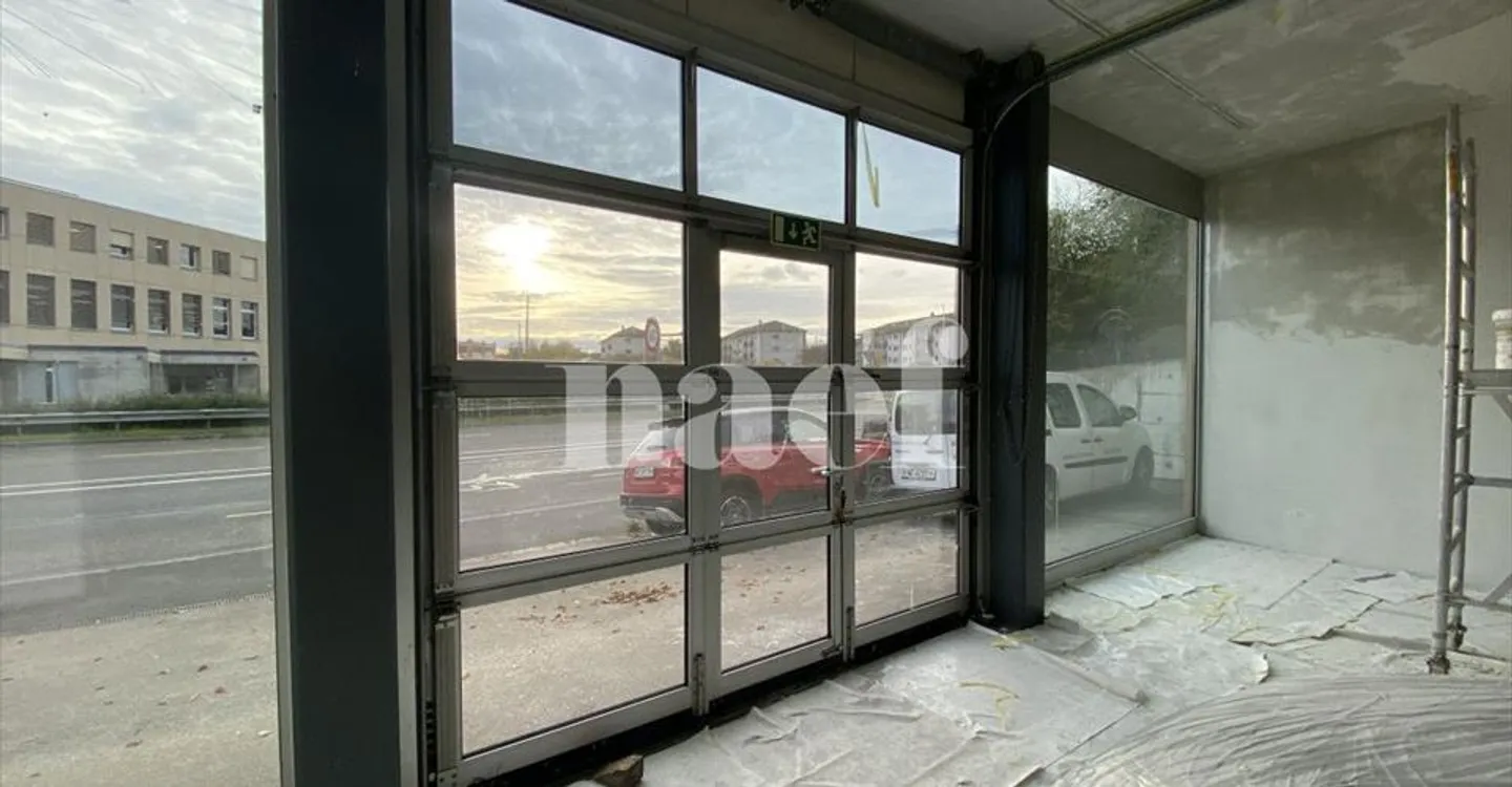 Mixed-use building for rent - Photo 4 of 13