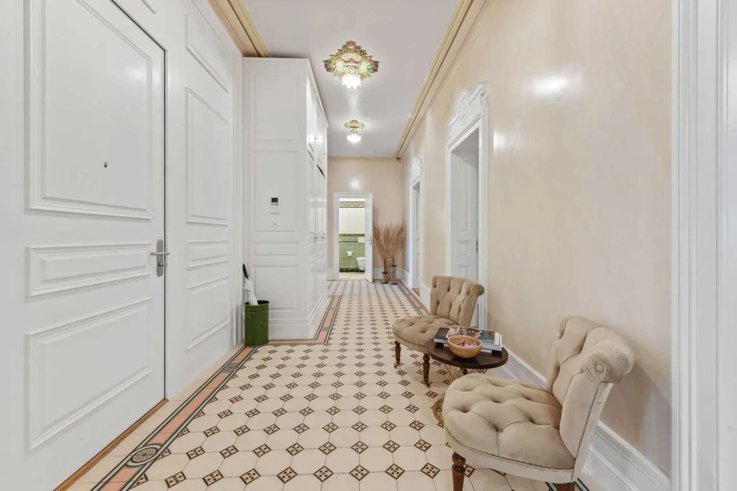 Bureau ancien meublé avec terrasse dans un emplacement de choix à Zurich - Photo 3 sur 13