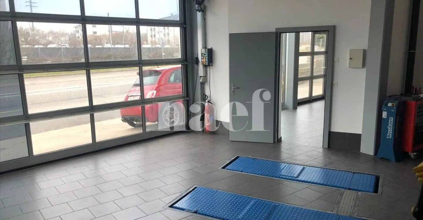 Mixed-use building for rent - Photo 12 of 13