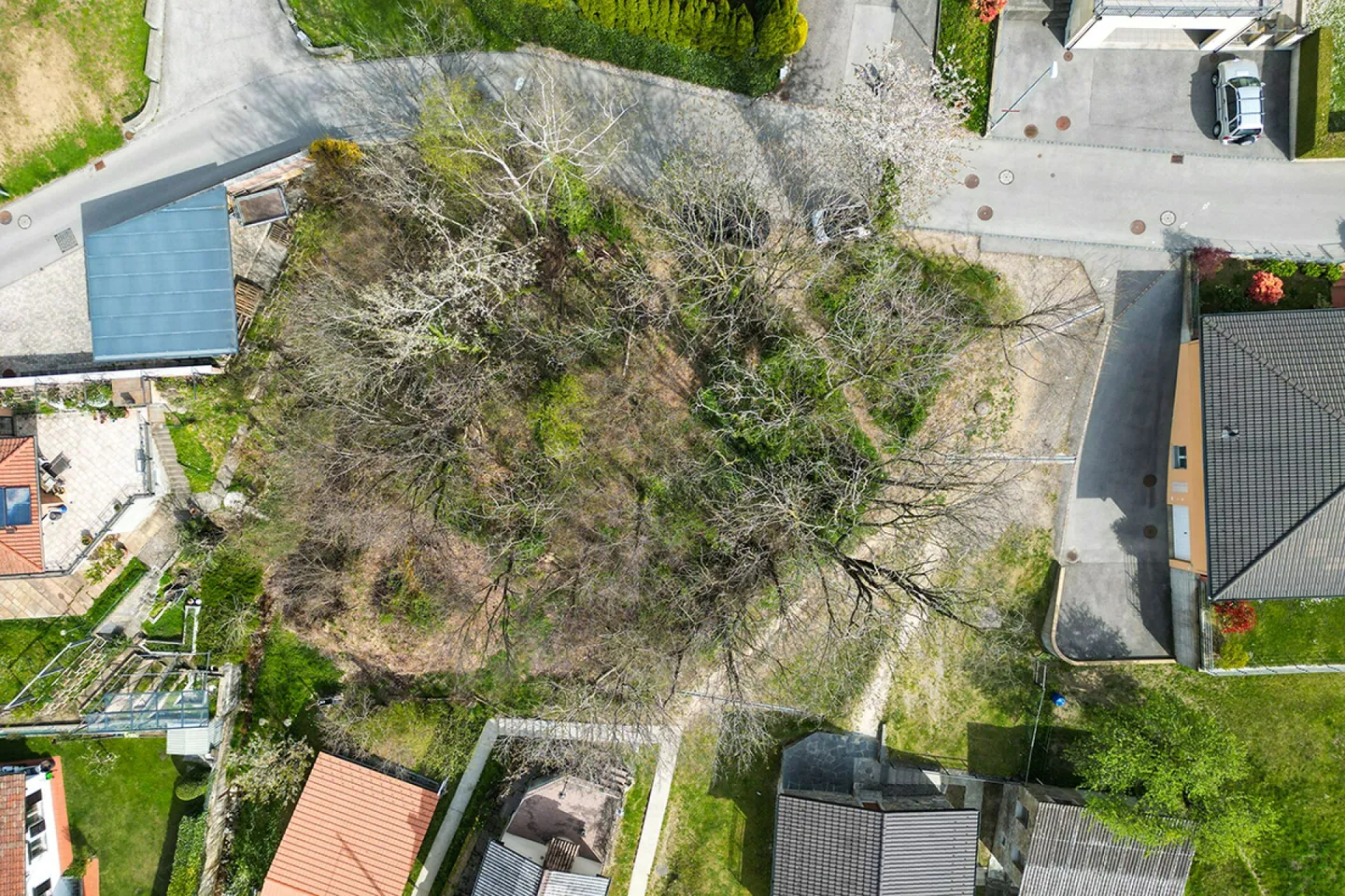 Terrain constructible dans une zone résidentielle - Photo 2 sur 4