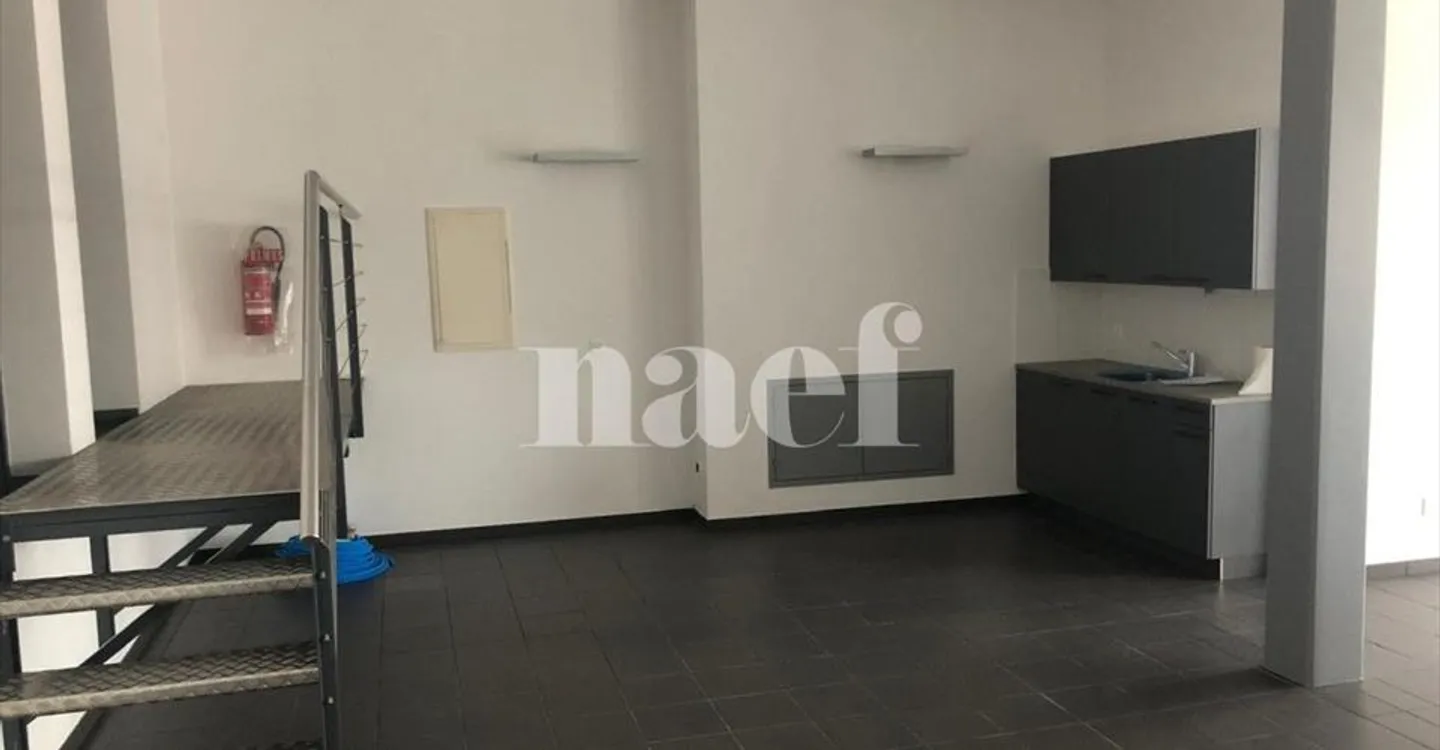 Mixed-use building for rent - Photo 8 of 13