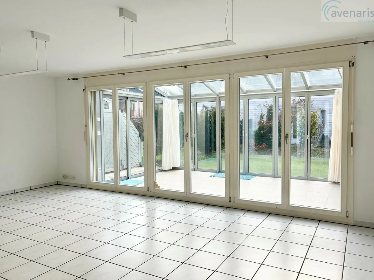 Casa bifamiliare spaziosa in una posizione centrale - Foto 4 di 16
