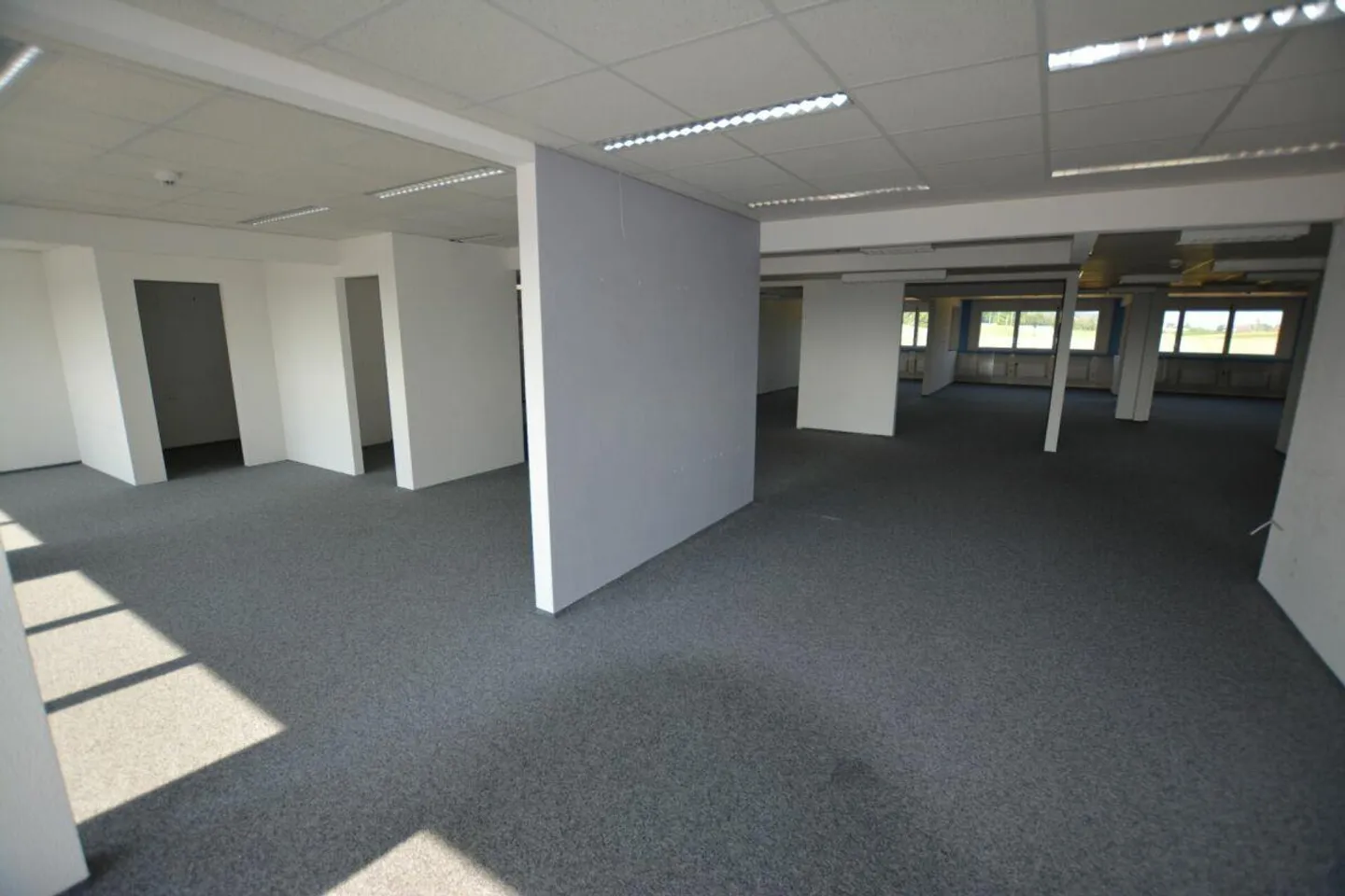 Bureaux attrayants au dernier étage et au 1er étage à partir de 20m2 à louer - Photo 2 sur 10