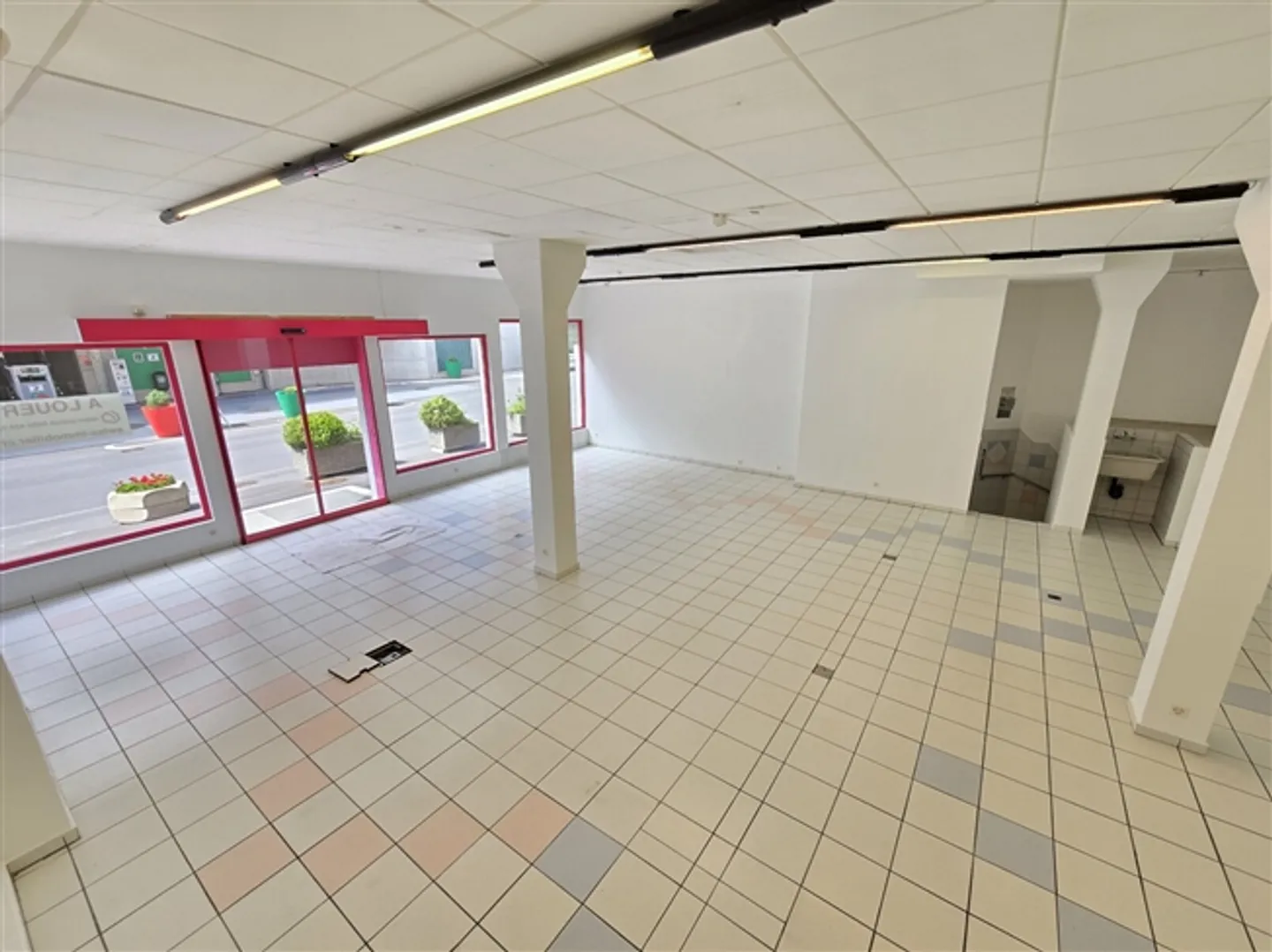 Commercial Area - Sion - Rental Opportunity - EXCLUSIVITY - Photo 3 of 13