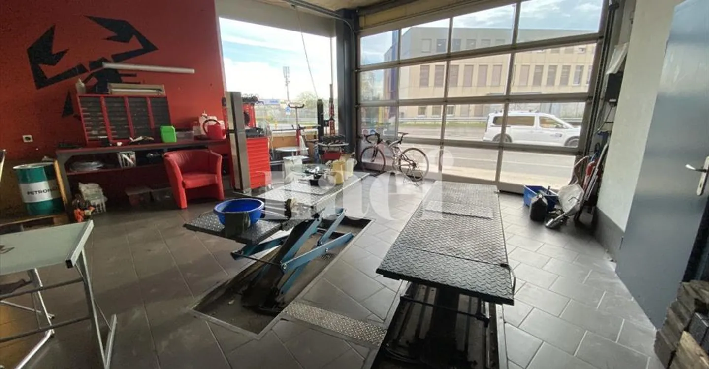 Mixed-use building for rent - Photo 9 of 13