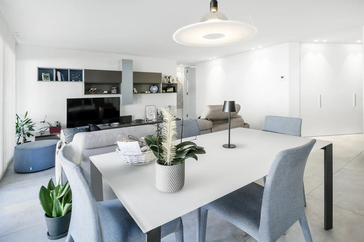 Stylish apartment in a residential complex with swimming pool - Photo 3 of 12