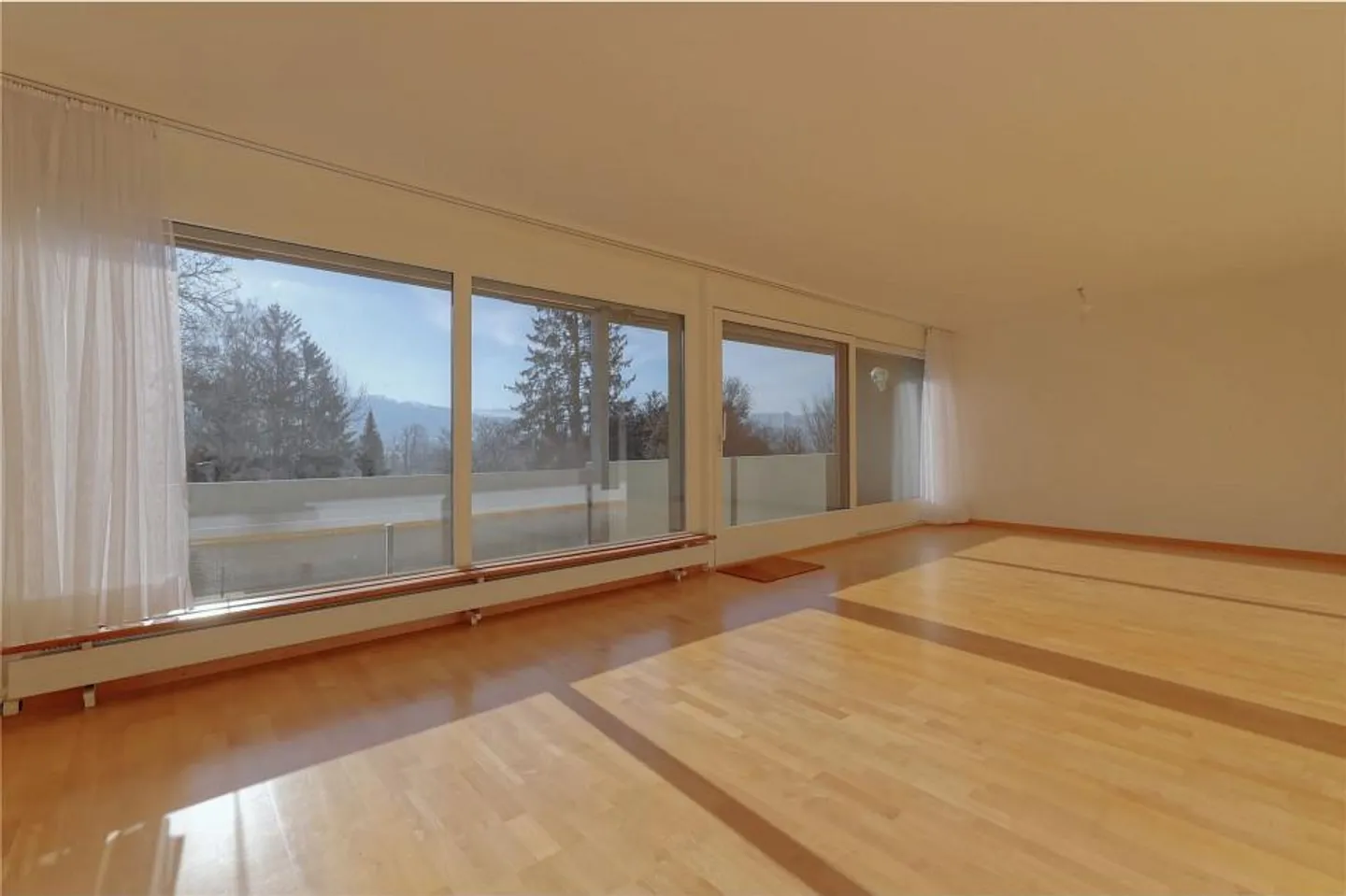 Stylish 4½-room apartment with heated hobby room in a popular location - Photo 4 of 13