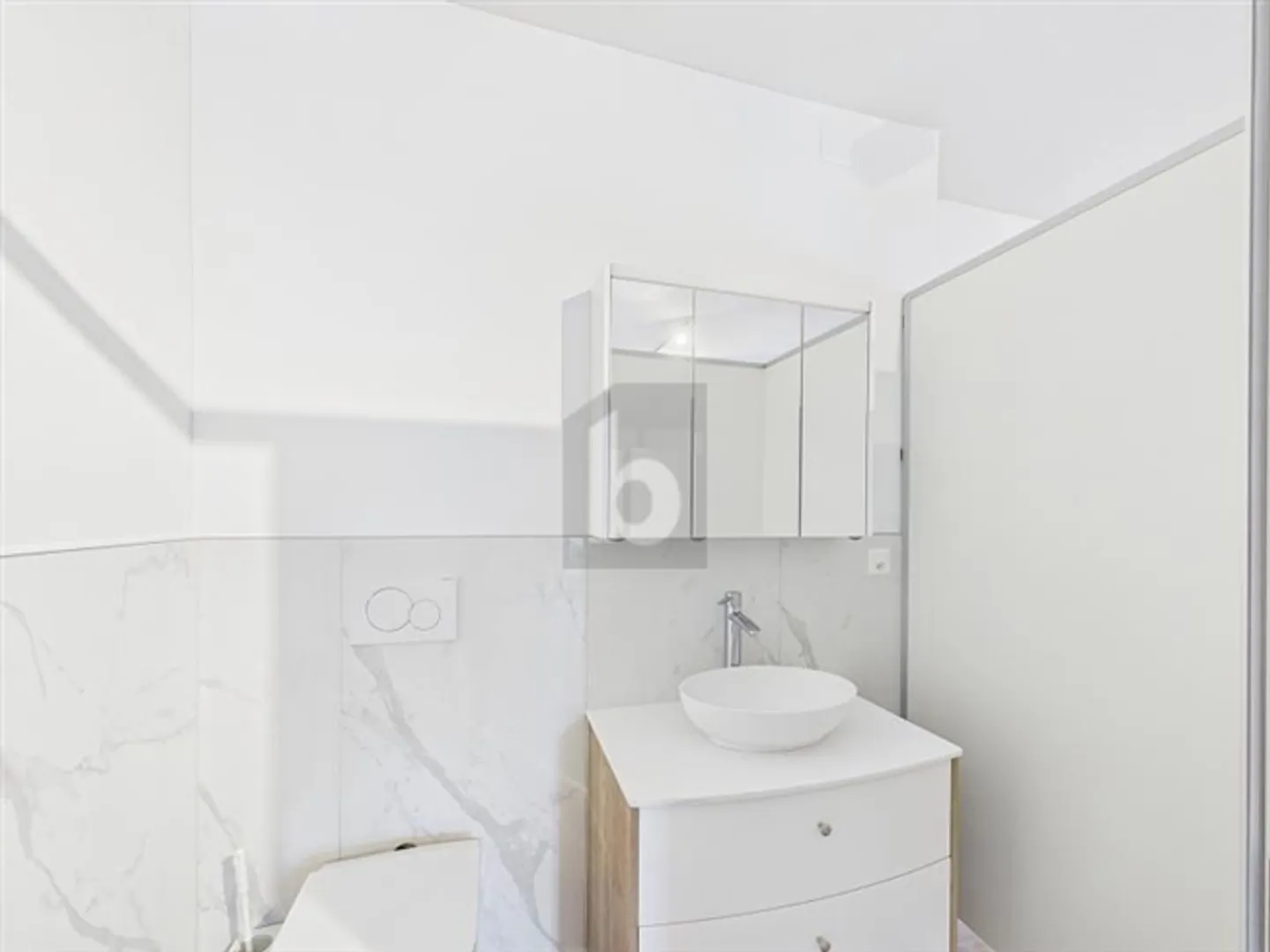 MODERNE RÉNOVÉE AU CENTRE - Photo 4 sur 6