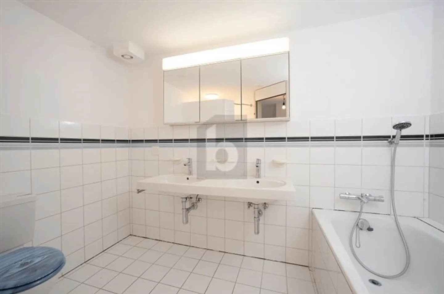 RÉNOVÉ RÉCEMMENT DANS UN EMPLACEMENT CENTRAL - Photo 5 sur 6