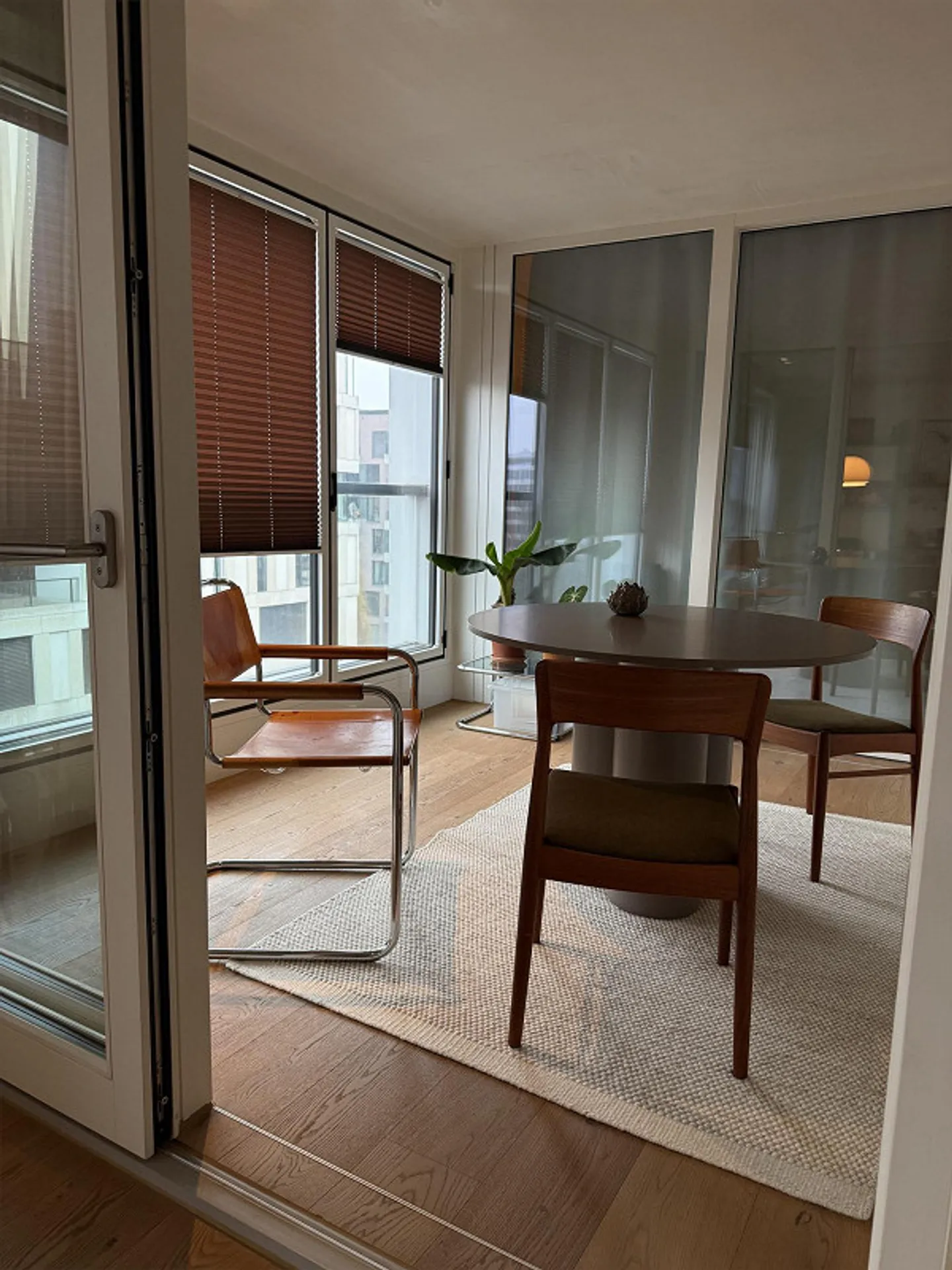 Appartement moderne de 2.5 pièces avec loggia - Photo 2 sur 7