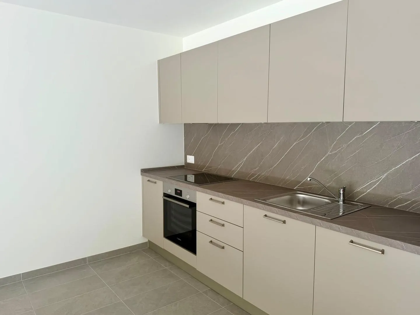 Two and a half room apartment in Uvrier on the ground floor - Photo 3 of 6