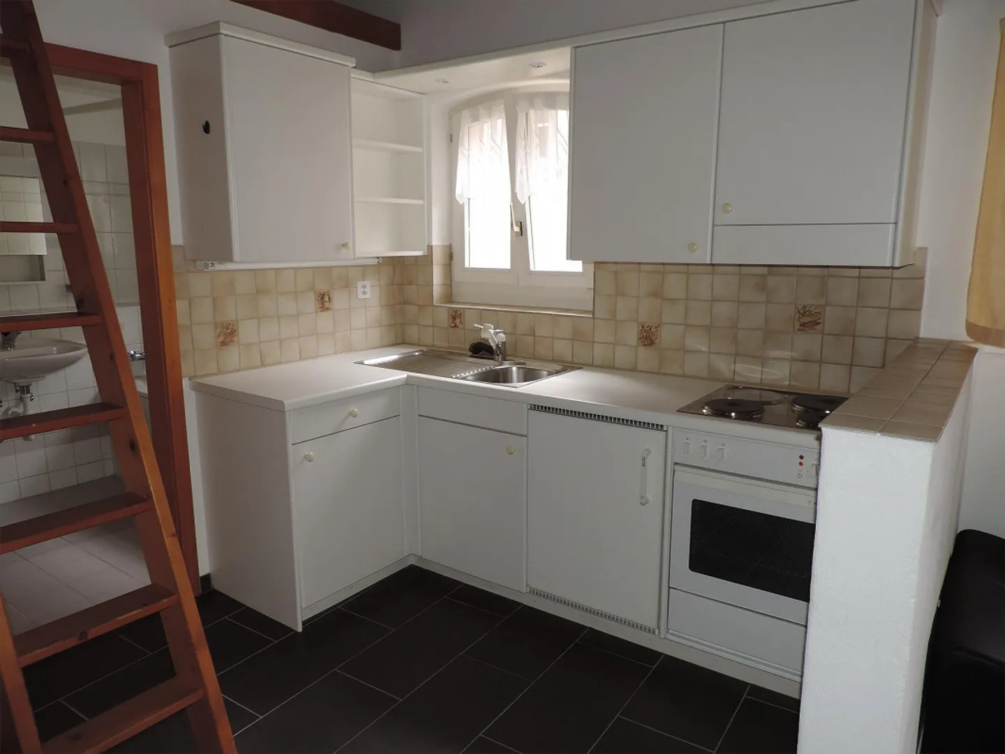 Cozy 2-room attic apartment with terrace in the heart of Chur's old town - Photo 3 of 6