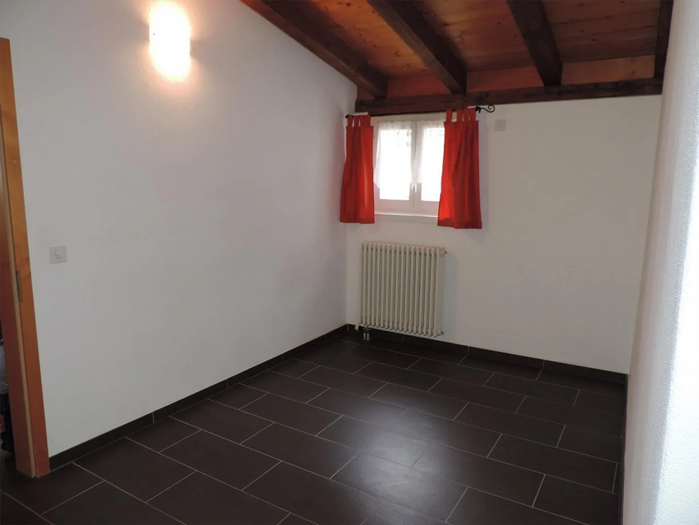 Cozy 2-room attic apartment with terrace in the heart of Chur's old town - Photo 4 of 6