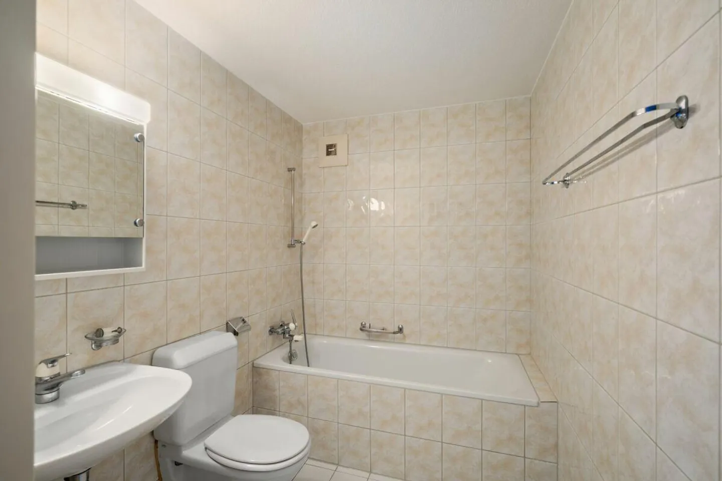 Attractive 2.5-room apartment with balcony in Sulgen - Photo 7 of 8