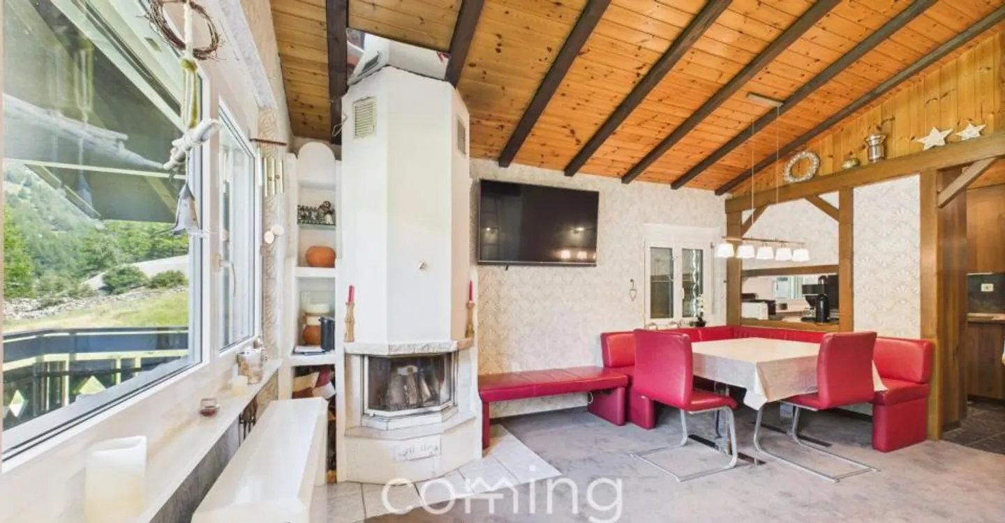 Sunny 2.5-room apartment in Saas-Grund - With fireplace, mountain view & large balcony - Photo 1 of 11